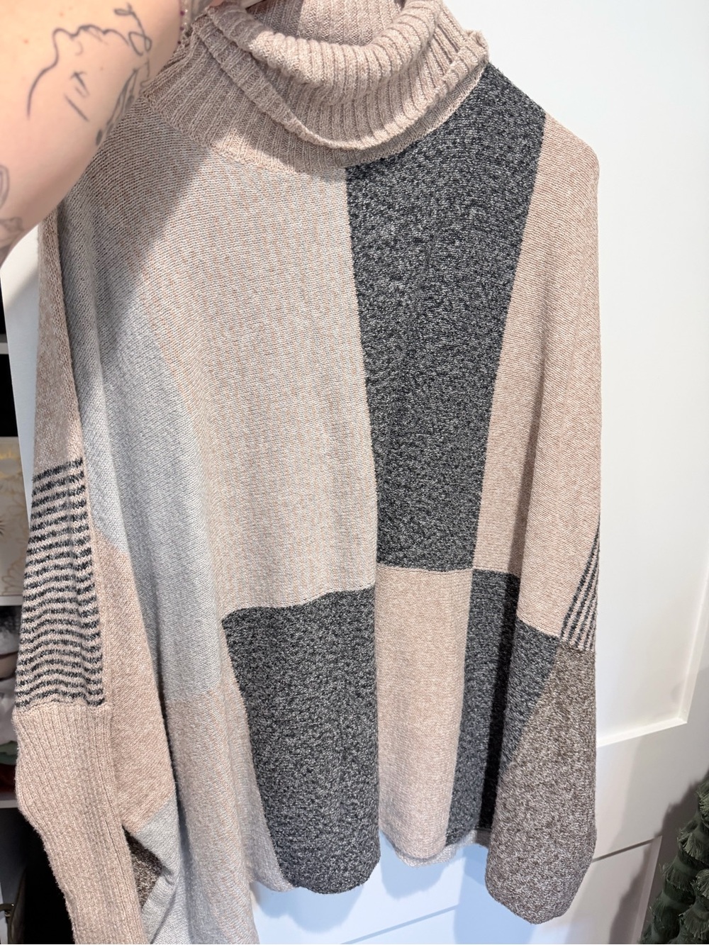 Turtleneck Colorblock Sweater - Beige & Gray